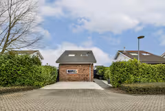 Voorkant van de villa met parkeerplaats